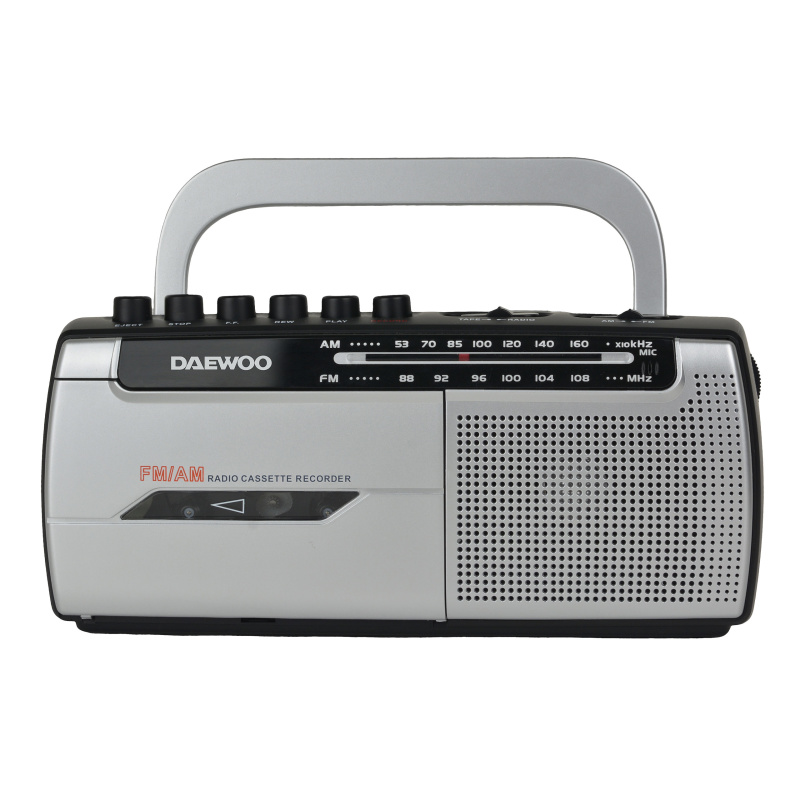 Radio cassette portátil Daewoo DW1107 con sintonizador analógico AM/FM y micrófono integrado, mostrando botones de control y entrada jack de 3.5mm.